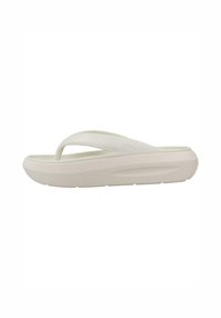 Sandalia flip-flop blanca con suela gruesa, textura suave y diseño minimalista. Presenta una correa en forma de Y para brindar soporte al pie.