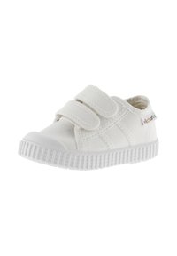 Sneaker per bambini in tela bianca con due fasce in Velcro, punta in gomma e suola bianca testurizzata. Sottile dettaglio di cuciture sui lati.