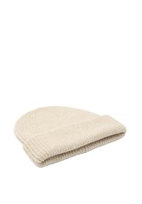 Kremowa, dziergana czapka z podwiniętym rondem, z prążkowaną fakturą i gładkim wykończeniem. Prosty fason, lekki materiał.