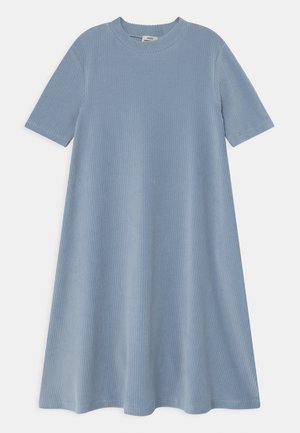 Lichtblauwe geribde gebreide jurk met korte mouwen, een ronde halslijn en een A-lijn silhouet.