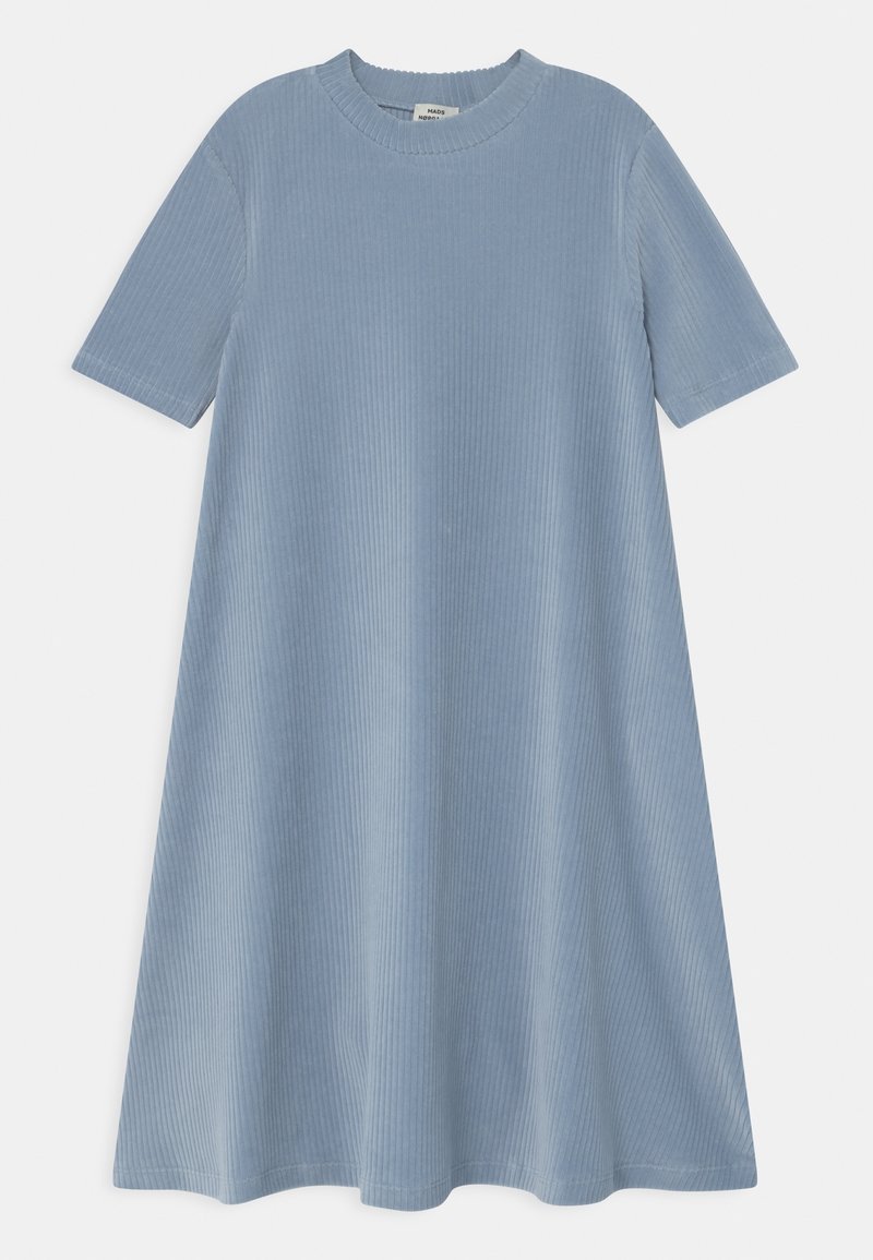 Robe courte en maille côtelée bleu clair à manches courtes, avec un col rond et une silhouette évasée.