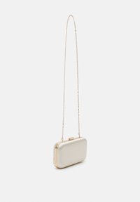 Metallisch silberne Clutch-Tasche mit rechteckiger Form, goldener Hardware und einer Kettenriemen. Verfügt über einen Verschluss mit Klappe und strukturierte Akzente an den Seiten.