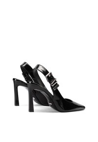 Scarpe con tacco alto in vernice nera, con design a punta, fibbia regolabile e tacco elegante.