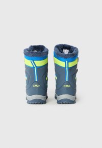 Zilas un pelēkas ziemas zābaki ar dzeltenām detaļām, mākslīgās kažokādas oderi, izturīgu zoli un kontrastējošām krāsas detaļām gar kāju daļu.