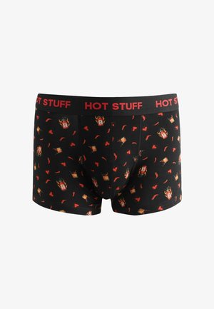 Schwarze Boxershorts mit rotem "HOT STUFF" Bund und einem Muster aus feurigen Hot-Sauce-Flaschen, Chilischoten, Herzen und Soßenpäckchen.