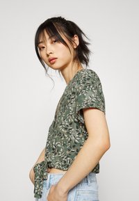 Vero Moda Petite VMEASY  - Blusa - laurel wreath