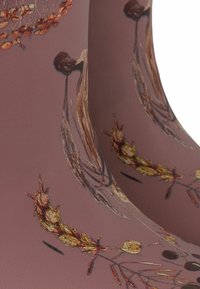 Mauve värvi kummisaapad lillemustriga, milles on pruunid ja kollased aktsendid, sile tekstuur, pahkluu kõrgus ja ümar ava.