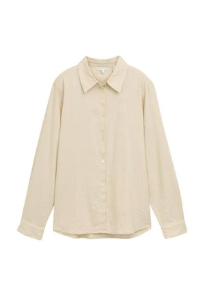 Gai bēšas krāsas garas piedurkņu krekls ar pogājamu priekšpusi, klasisku apkakli, mīkstu tekstūru un nedaudz noapaļotu apakšējo malu. Nav redzamu rakstu vai akcentu.