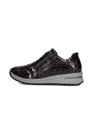 Zwarte glanzende sneaker met luipaardprint, zijrits, zwarte veters en dikke grijze zool met zwart profiel, gezien vanaf de buitenkant.