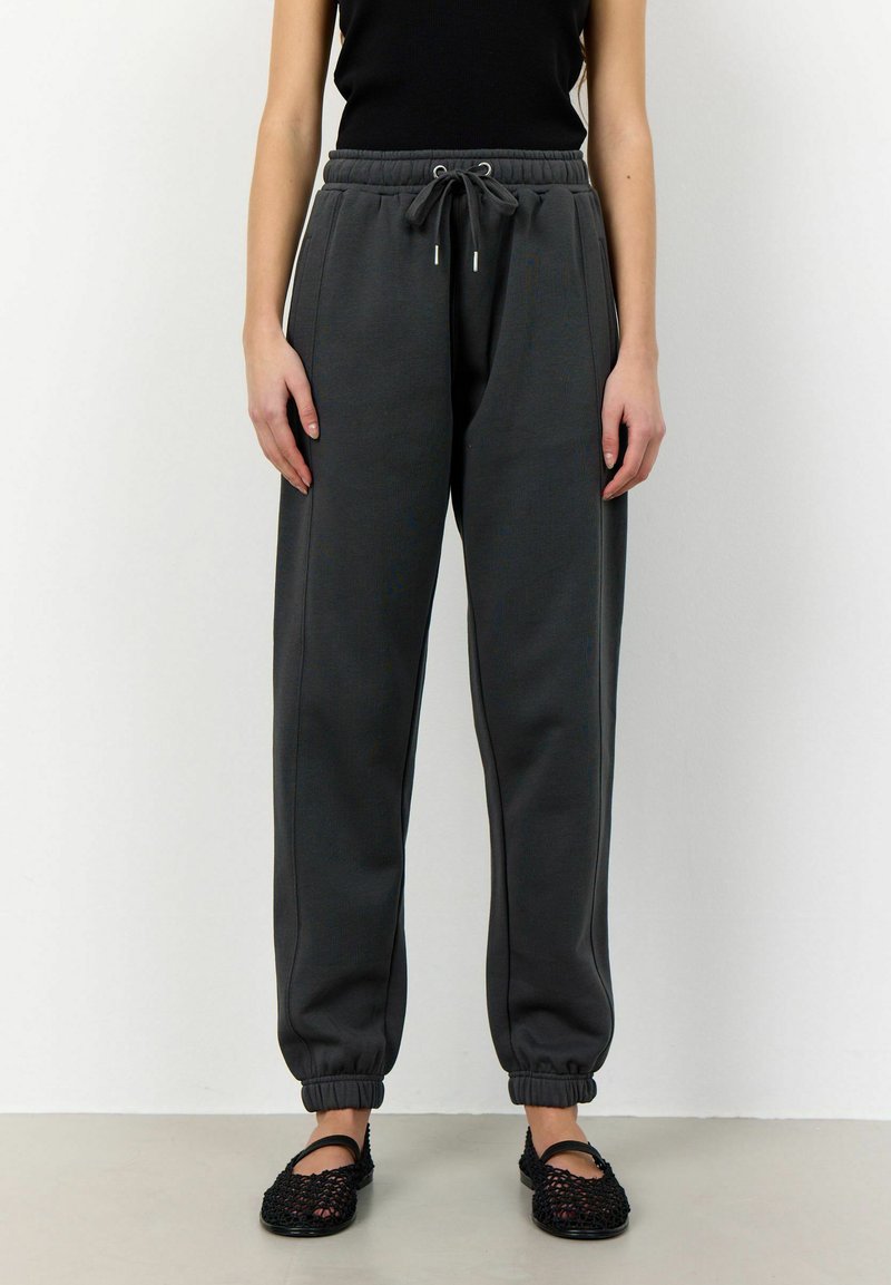 Mörkgrå sweatpants med elastisk midja och muddar, utrustade med dragsko, sidofickor och en slät, mjuk textur.