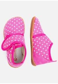 Roze instappers van canvas met witte stippen. Voorzien van een zachte suède accenten en een flexibele rubberen zool. Klittenbandsluiting.
