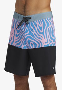 Szorty plażowe z niebiesko-różowym falistym wzorem nad jednolitą czarną częścią, z szarym pasem i czarnym sznurkiem.