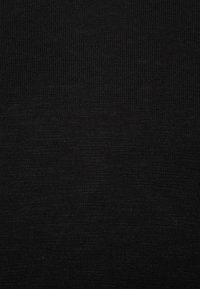 Tejido negro acanalado, textura ligera, superficie uniforme y material elástico. Sin patrones visibles ni detalles de hardware.