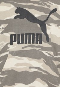 Sweatshirt grigio mimetico con logo nero Puma e testo, dotato di tasca frontale e tessuto morbido e texture.