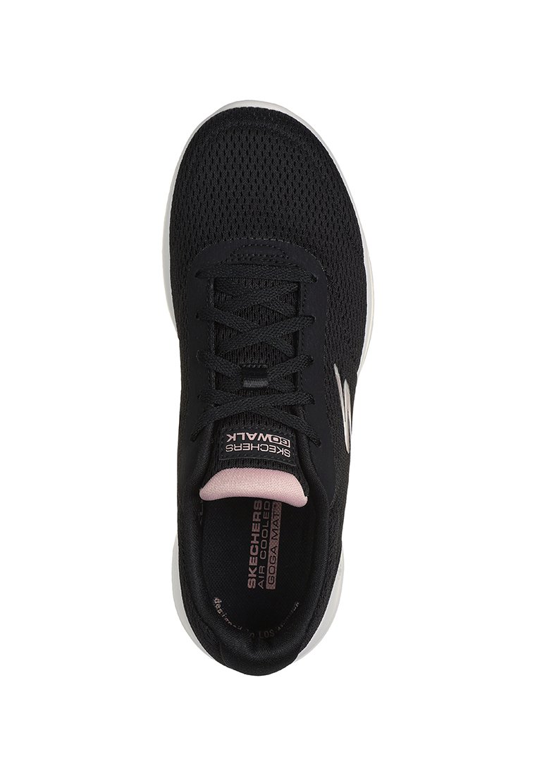Zapato deportivo negro con parte superior de malla transpirable, cierre de cordones, detalles en rosa y plantilla acolchada. Presenta puntera reforzada y detalle de logo.