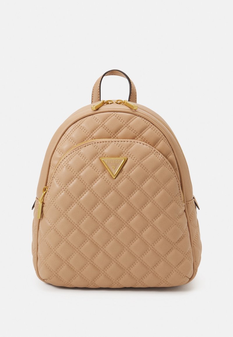 Petit sac à dos en cuir matelassé beige avec des détails de fermeture éclair dorée et un logo triangulaire doré sur la poche avant.