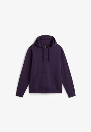 Langärmeliges dunkelviolettes Kapuzensweatshirt mit Fronttasche und Kordelzug, mit dezent besticktem Text auf der Brust.