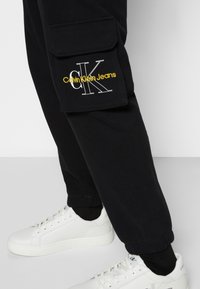 Calvin Klein Jeans TWO TONE MONOGRAM PANT - Pantaloni sportivi - black