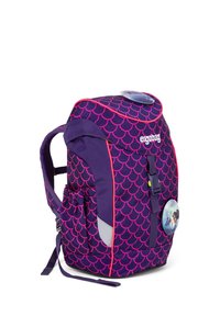 Lila Rucksack mit pinkem Schuppen-Muster, reflektierenden Akzenten, verstellbaren Trägern und kreisförmigem Knopfdetail an der Seite. Strapazierfähiger Stoff.