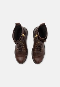 Pavement JANA - Bottines à plateau - brown/gold