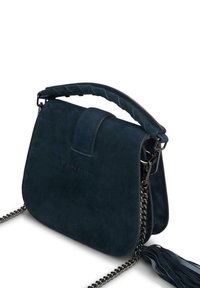 Granatowa torebka zamszowa z plecionym uchwytem, srebrnym łańcuchem, zapięciem na magnes i dodatkiem frędzli. Kompaktowy, prostokątny kształt.
