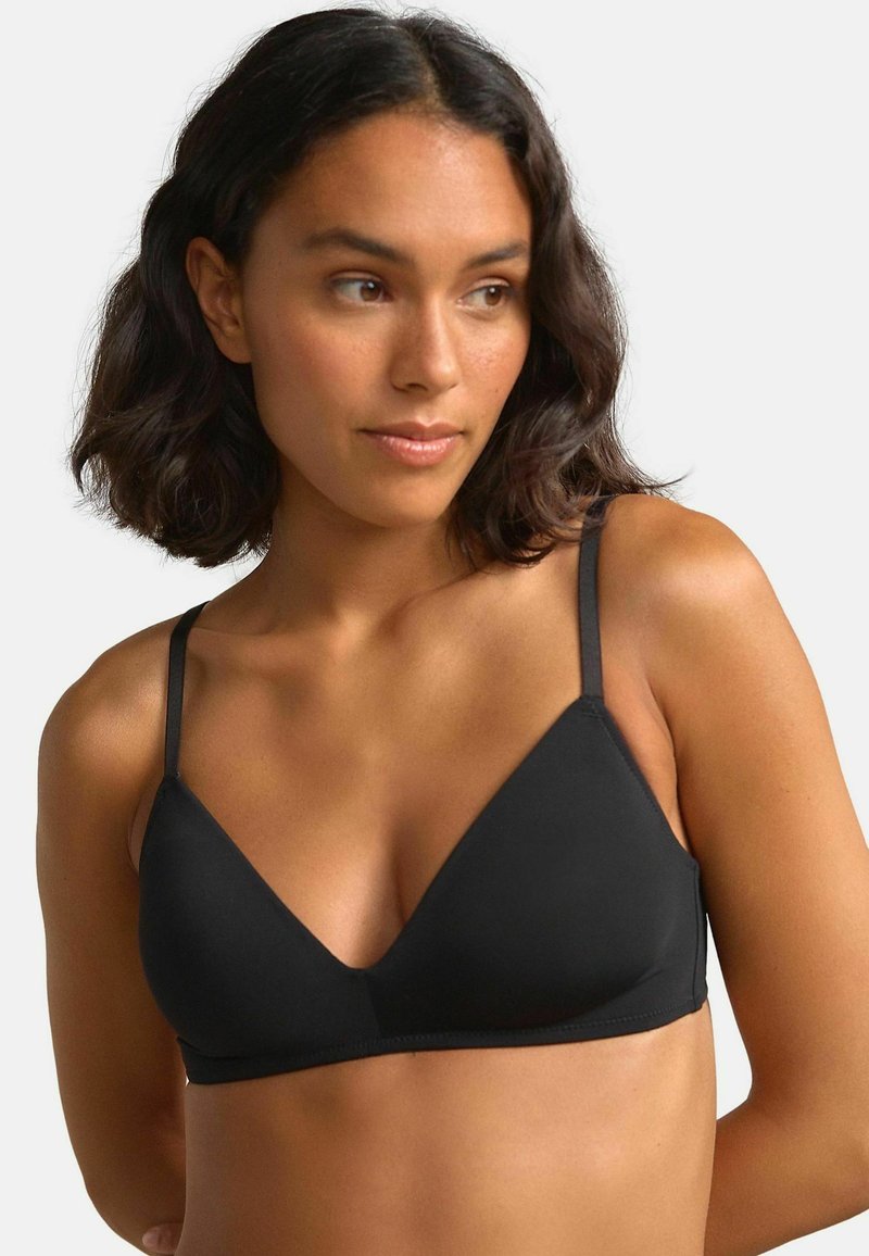 Bralette triangolare nera con sottili spalline regolabili, realizzata in tessuto liscio, senza hardware o decorazioni visibili.