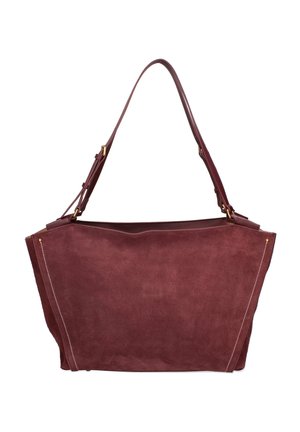 Sac à bandoulière en daim marron avec une large forme trapézoïdale, une sangle réglable et des accents subtils en métal doré.