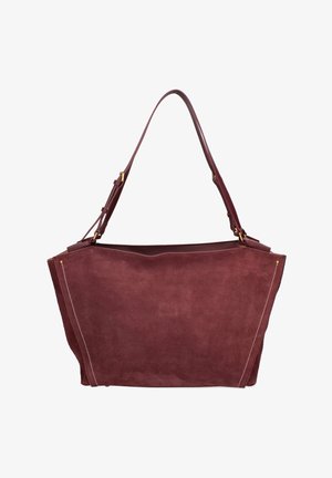 Sac à bandoulière en daim marron avec une large forme trapézoïdale, une sangle réglable et des accents subtils en métal doré.