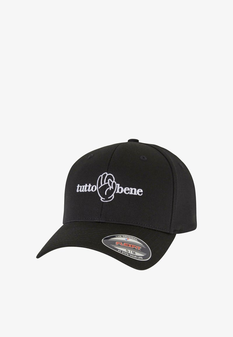 Juodas audinio kepuraitė su kreipta priekiu, reguliuojamu dizainu ir balta siuvinėta įrašą "tutto bene" kartu su rankos simboliu.