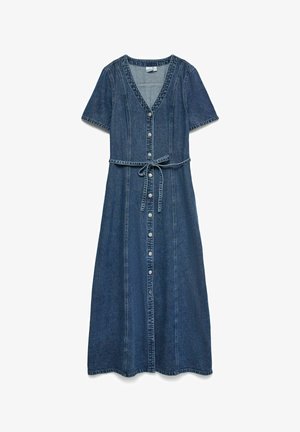 Robe midi en denim avec manches courtes, col en V, fermeture à boutons sur le devant, coutures surpiquées et ceinture en tissu nouée à la taille.