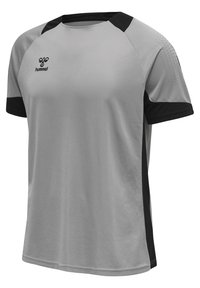 Grå sports T-shirt med sorte accenter, lavet af letvægts, tekstureret stof. Har rund hals og korte ærmer. Hummel-logo på brystet.