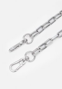 Catena in metallo argentato con anelli rettangolari. Presenta due ganci: un anello rotondo e una clip a molla per un attacco sicuro. Finitura lucida e brillante.