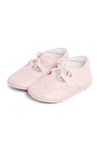 Scarpine per bambini in pelle rosa con bordi a scallop, dettagli ritagliati e chiusura con elastico. Texture liscia, design con punta arrotondata. Interno morbido.