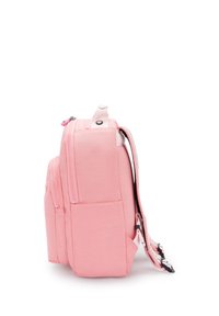 Růžový látkový batoh s několika zipovými přihrádkami, nastavitelné popruhy a boční kapsou, s hladkou texturou a jednoduchým designem.