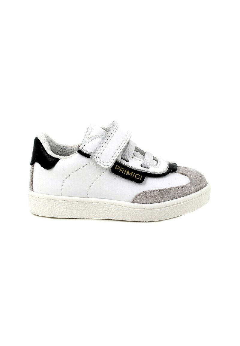 Sneaker bianco con punta in suede grigia e tallone nero. Presenta cinturini in Velcro e una suola in gomma testurizzata. Logo del brand visibile sul lato.