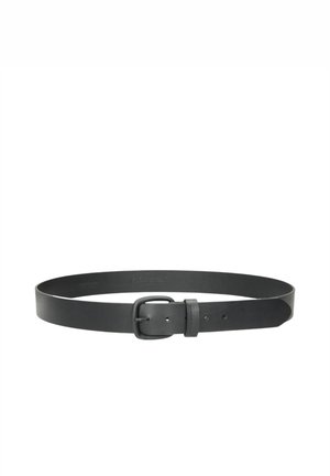 Cintura in pelle nera con fibbia rettangolare nera opaca e più fori di regolazione su sfondo bianco.