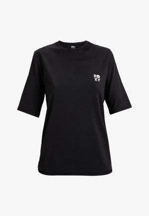 Čierne tričko z hladkej látky s krátkymi rukávmi, okrúhlym výstrihom a bielym logom potlačeným na ľavom prsníku.