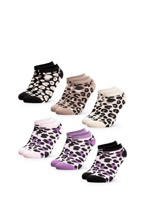 Sechs Paar niedrig geschnittene Socken mit Leopardenmuster, mit schwarzen, beigen, weißen, rosa, violetten und schwarzen Akzenten.