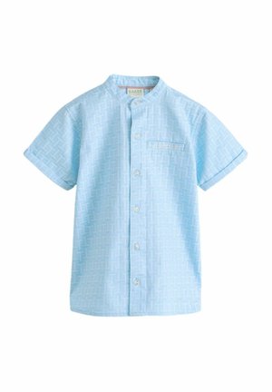 Hellblaues Kurzarmhemd mit einem strukturierten geometrischen Muster, einem spitzen Kragen, durchgehender Knopfleiste und einer kleinen Brusttasche mit der Aufschrift "BAKER".