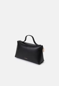 Fekete bőr kézitáska strukturált formával, kerekített tetejével, rövid füllel és arany cipzárhúzóval. Minimalista logó található az elején.