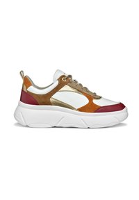 Zapatilla blanca con suela gruesa. Presenta gamuza marrón, acentos dorados y detalles en burdeos. Cordones y tirador en el talón.