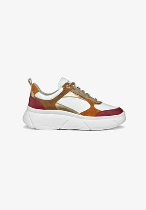Baskets blanches avec une semelle épaisse. Comprend du daim marron, des accents dorés et des détails bordeaux. Lacets et tirette au talon.