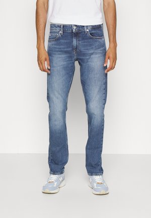 Jeans in denim blu da uomo con taglio dritto, cinque tasche, leggera scoloritura e chiusura classica con bottone e zip.
