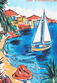 Plachetnica s bielymi plachtami na modrej vode pri skalnatom pobreží, žlté budovy, červené hory a zelené palmy pod jasnou oblohou.