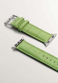 Correa de reloj de piel verde con textura de cocodrilo, herrajes metálicos plateados y varios agujeros de ajuste. Presenta dos extremos de sujeción.