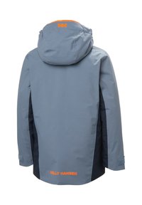 Veste imperméable bleue et noire avec capuche, logo "HH" orange sur la capuche, et texte "Helly Hansen" en orange dans le bas du dos.