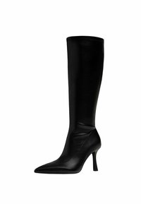 Czarne skórzane botki za kostkę z ostrym noskiem, wysokim obcasem w kształcie stiletto i gładką fakturą. Cholewka jest dopasowana i wysoka, sięgająca powyżej kostki.