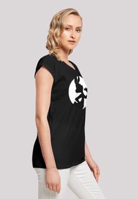 Svart T-skjorte med korte ermer og rund hals, med et hvitt grafisk silhuett-design i midten. Glatt stoff og avslappet passform.