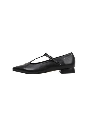 Zapato plano puntiagudo de cuero negro con una fina correa en el tobillo y pequeños remaches plateados en las áreas del dedo y del talón, y tacón bajo tipo bloque.