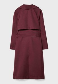 Manteau trench bordeaux avec un large col, un devant double boutonnage et de longues manches. Doté d'une taille ceinturée et d'un design superposé à l'arrière.